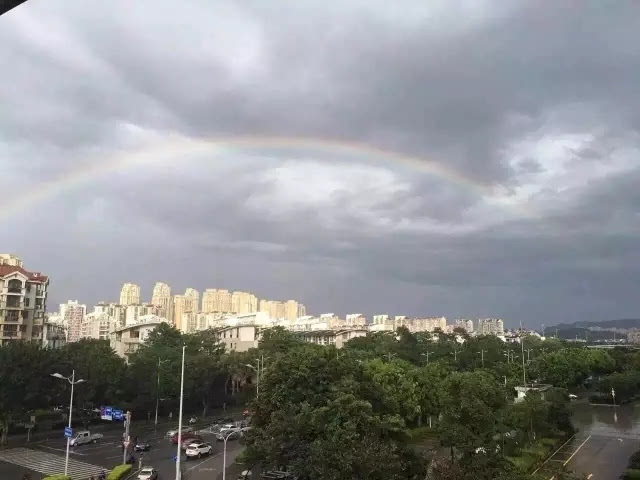 云南暴雨下的温情故事，雨中的***虹与不变的友情